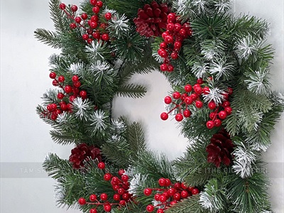 Vòng nguyệt quế có lá PE thông đỏ trái đỏ ĐK 60cm VNGQ-X-40